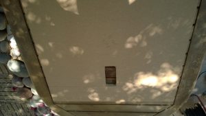 Το kick plate (πόρτα εμπρός) με άνοιγμα για τον κερματοδέκτη.