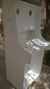 Το ξύλο περάστηκε δύο φορές με υπόστρωμα χρώματος (λευκό αστάρι).