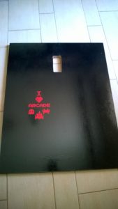 Το kick plate έτοιμο, με αυτοκόλλητο διακοσμητικό.